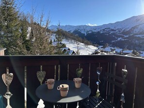 Outdoor dining - Spacious 4-bedroom apartment for 8, Méribel Village with WIFI and private parking (Méribel)