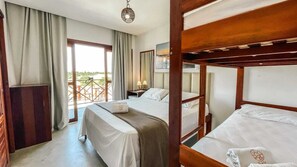 Standard-Vierbettzimmer, Veranda, Poolblick | Kostenloses WLAN