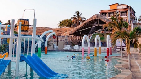 室外游泳池. Vila Bertini Icaraizinho别墅