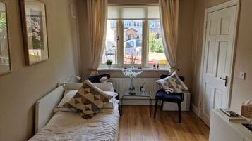 Room, 1 Bedroom, Garden View | Living room
