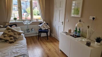 Room, 1 Bedroom, Garden View | Living room