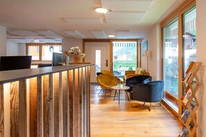 Lobby - Holiday apartment with ski room and table football (Saas-Grund)