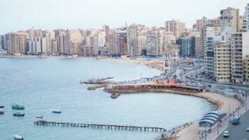 En la playa y playa de arena blanca