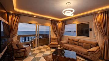 Comfort Apartment, 3 Bedrooms, Sea View, Beachfront | Living area