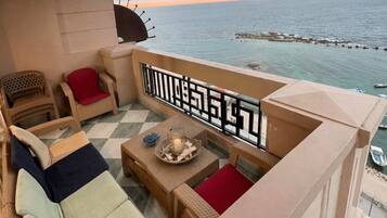 Apartamento Confort, 3 habitaciones, vistas al mar, frente a la playa | Terraza o patio