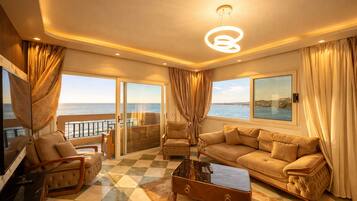 Departamento Confort, 3 habitaciones, vista al mar, frente al mar | Cortinas blackout, insonorización y tabla de planchar con plancha