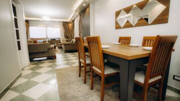 Comfort appartement, 3 slaapkamers, uitzicht op zee, aan het strand | Verduisterende gordijnen, geluiddichte muren