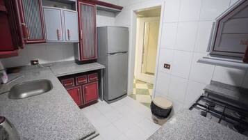 Appartement Confort, 3 chambres, vue mer, en front de plage | Cuisine privée | Batterie de cuisine, vaisselle et ustensiles