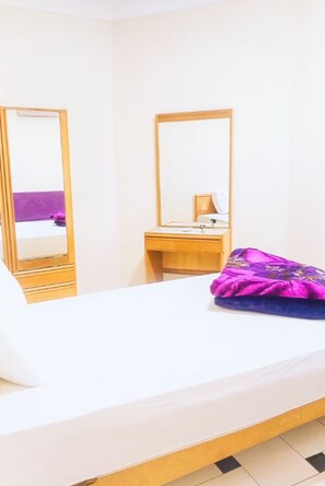 Rideaux occultants, chambres insonorisées, fer et planche à repasser