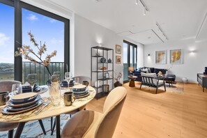 Dining - Comfortable & Peaceful 2BR Apartment Near King’s Cross (London)