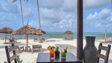 Näkymä rannalle/valtamerelle