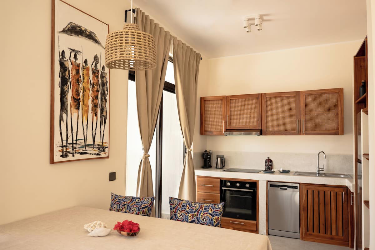 Apartemen Deluks | Dapur pribadi | Lemari es besar, microwave, oven, dan kompor