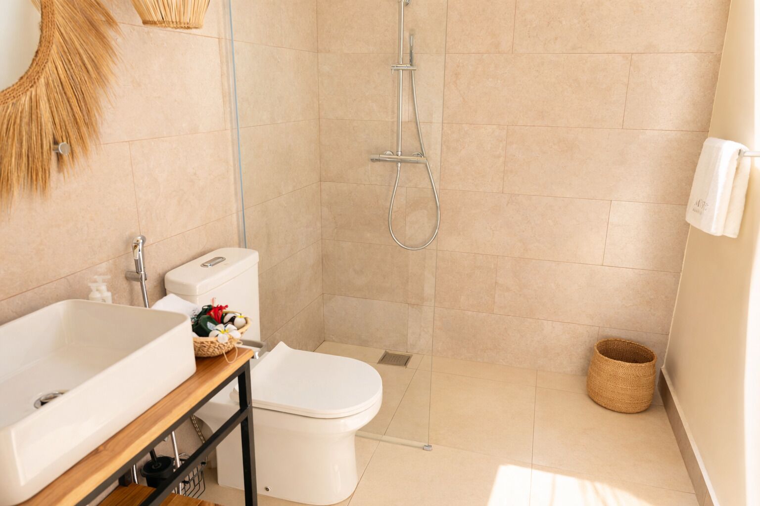 Une salle de bain moderne équipée d’une douche, de toilettes et d’un lavabo.