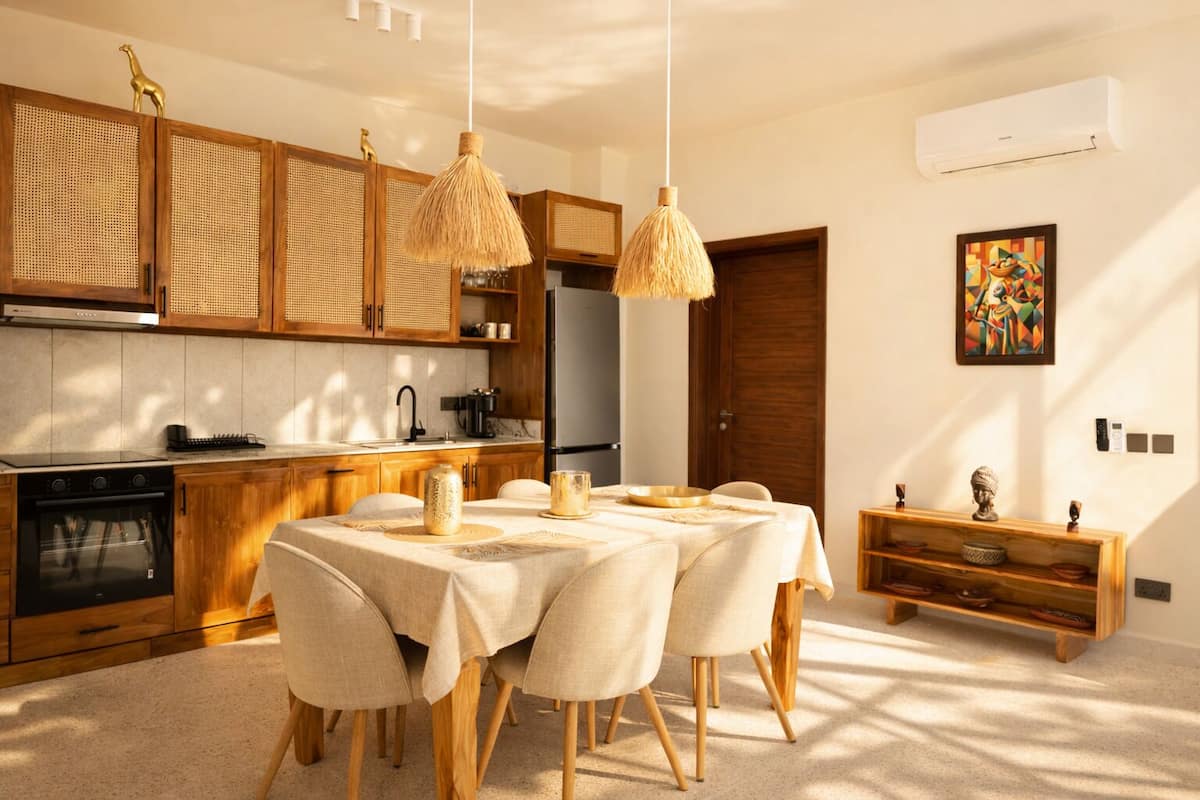 Full-size fridge, microwave, oven, stovetop