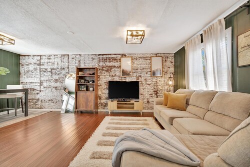 Swann Ave Suite Walk to Bayshore Hyde Park