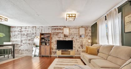 Swann Ave Suite Walk to Bayshore Hyde Park