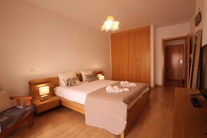 Iron/ironing board, bed sheets - Apartment 'Ocean Terrace 3 B - With Pool' with Swimming Pool and Balcony (Armação de Pêra)