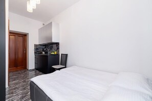 Een strijkplank/strijkijzer, reisbedje, wifi, beddengoed