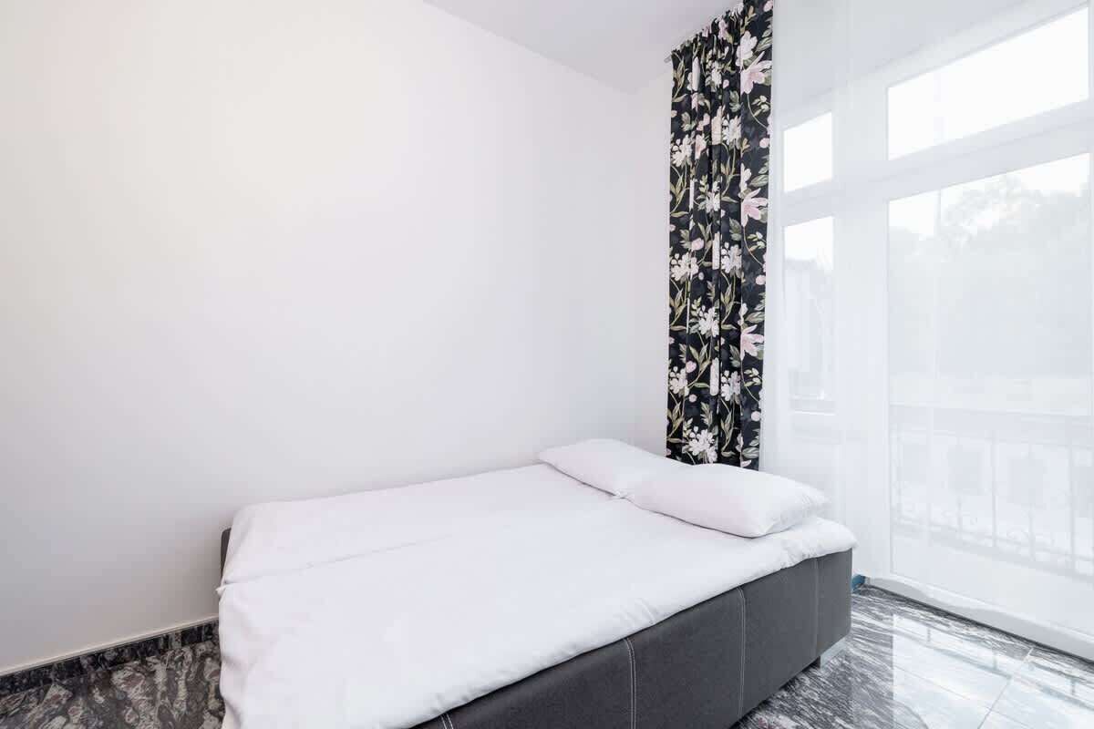 Een strijkplank/strijkijzer, reisbedje, wifi, beddengoed