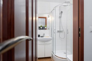 Shower, hair dryer, towels, shampoo - Stylish Studio at Krupowki | Mountain View (Zakopane)