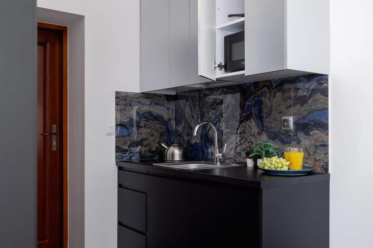 Fridge, microwave, stovetop, cookware/dishes/utensils