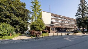 Rakennus on modernin arkkitehtuurin tyyliä edustava, ja siinä on tasakatto sekä useita ikkunoita.