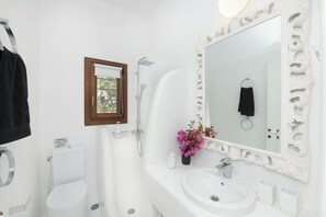Shower, hair dryer, towels, soap - Mykonos Pearl House with Pool in the Heart of Town (Mikonos)