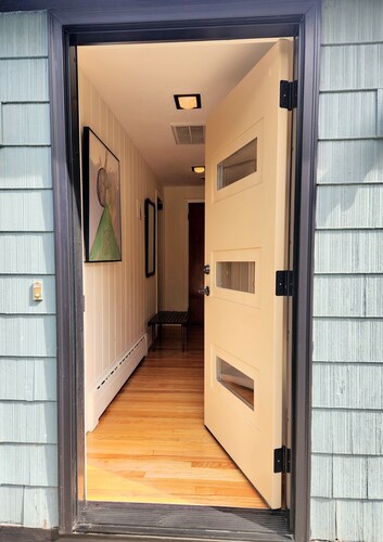 Lenox Interlude Stylish Retreat Views AC Walk to Town