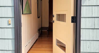 Lenox Interlude Stylish Retreat Views AC Walk to Town