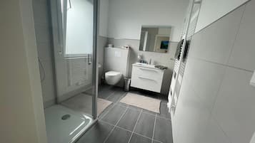 Dusche, Haartrockner, Handtücher