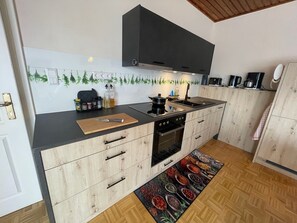 Kühlschrank, Mikrowelle, Ofen, Herdplatte