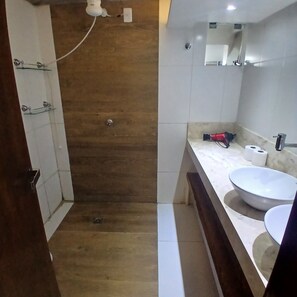 Shower, hair dryer, towels, soap - Spacious apartment in the city center (Goiânia)