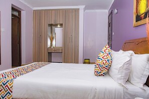 Quarto casal luxo | Wi-Fi de cortesia, roupa de cama