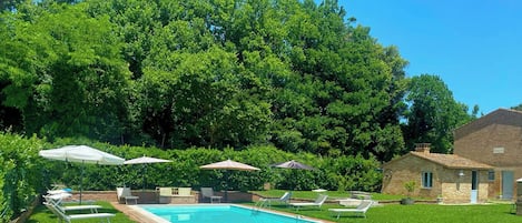 Een seizoensgebonden buitenzwembad