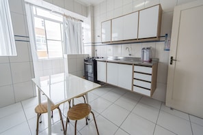 Kühlschrank, Ofen, Wasserkocher mit Kaffee-/Teezubehör
