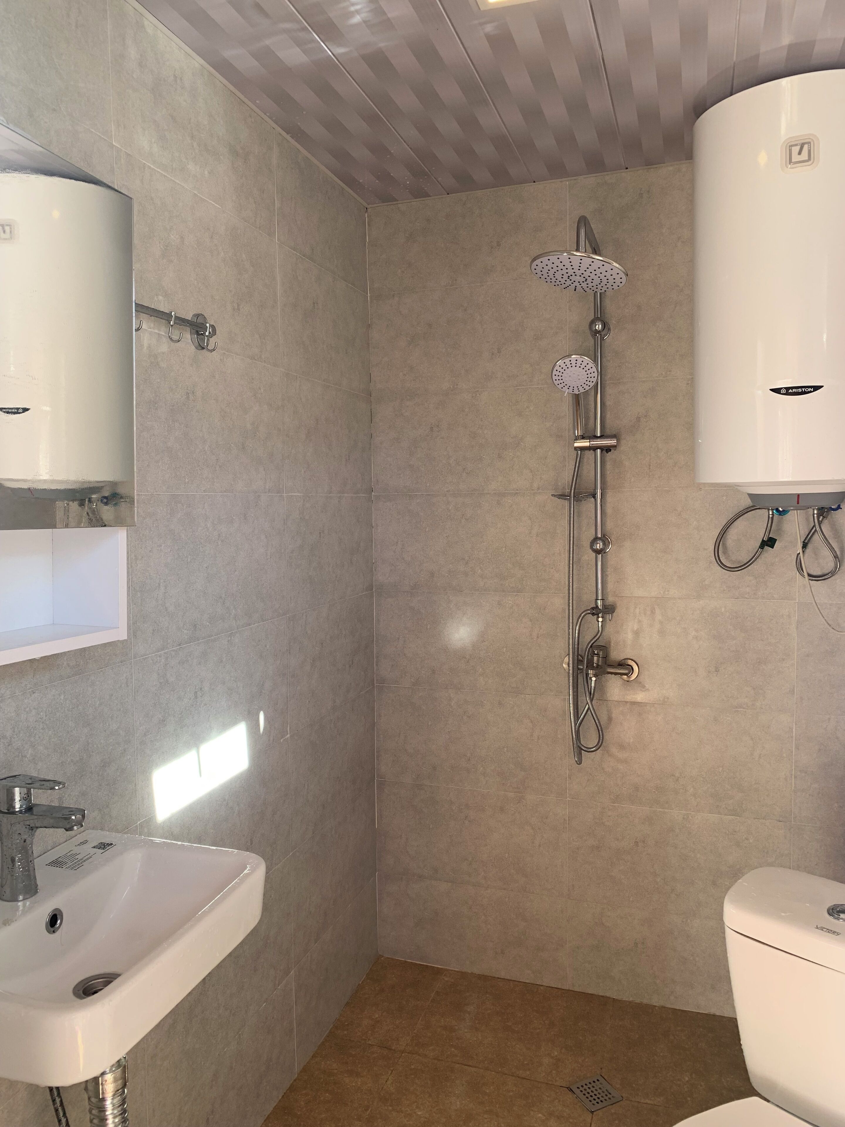 Serviettes fournies, savon, papier toilette