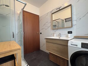 Shower, hair dryer, bidet, towels - Gardaland & Lake Apt with parking space (Cavalcaselle)