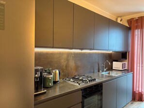 Kühlschrank, Mikrowelle, Ofen, Herdplatte