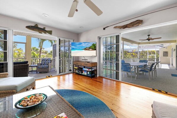 Smart TV - Beach Daze: Island Style Charm on Canal, Quick Walk to Beach! (Sanibel)