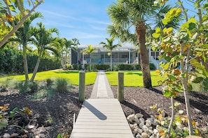 Property grounds - Beach Daze: Island Style Charm on Canal, Quick Walk to Beach! (Sanibel)