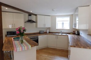 Fridge, microwave, oven, stovetop - The Coach House – Bright, Modern Retreat in the Heart of Cirencester (Cirencester)