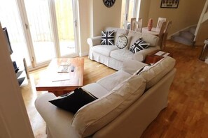 Living area - The Coach House – Bright, Modern Retreat in the Heart of Cirencester (Cirencester)