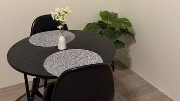 Comfort-Apartment, Balkon, Gartenblick | Speisen