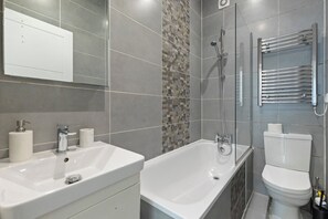 Shower - Apartment - Sleeps 11 - Hampstead Highstreet 5mins (London)
