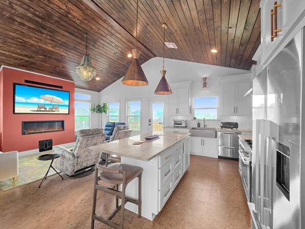 Fridge, microwave, oven, stovetop - Ocean Views•2 Kings•Sleeps 8•Pet Friendly•Fenced (Bolivar Peninsula)