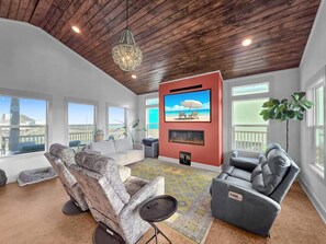 Smart TV, stereo - Ocean Views•2 Kings•Sleeps 8•Pet Friendly•Fenced (Bolivar Peninsula)