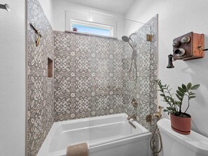 Dusche, Haartrockner, Bidet, Handtücher