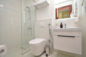 ห้องดีลักซ์ดับเบิล, วิวเมือง | ห้องน้ำ | อ่างอาบน้ำ, ของใช้ในห้องน้ำฟรี, ไดร์เป่าผม, รองเท้าสวมภายในห้อง