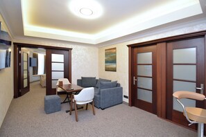 Suite familiar, vistas a la ciudad | Interior