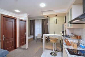 Suite junior, vistas a la ciudad | Cocina privada | Frigorífico grande